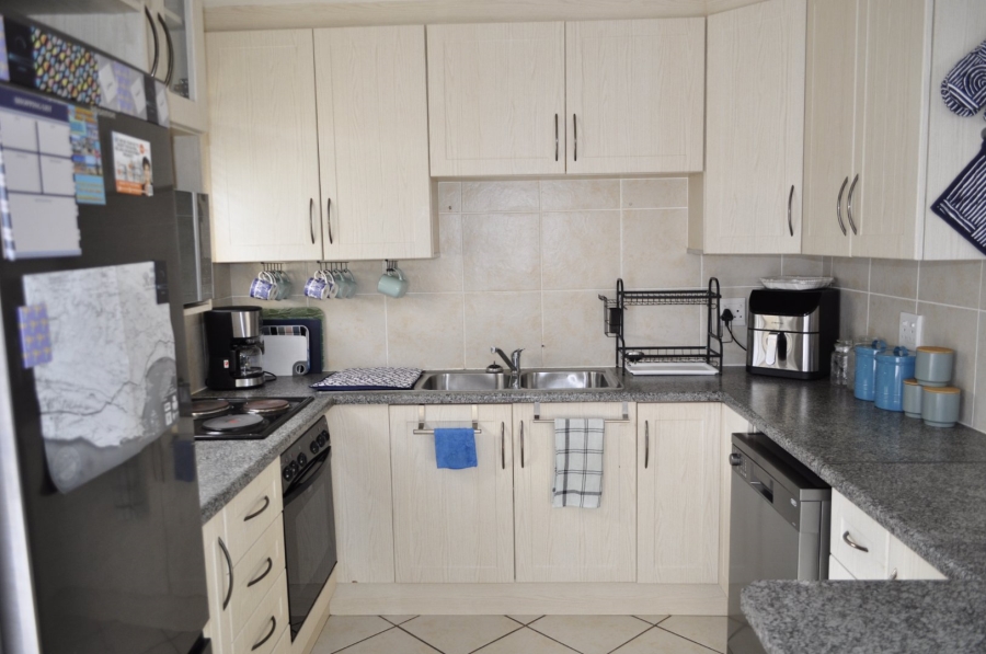 To Let 3 Bedroom Property for Rent in Wavecrest Eastern Cape